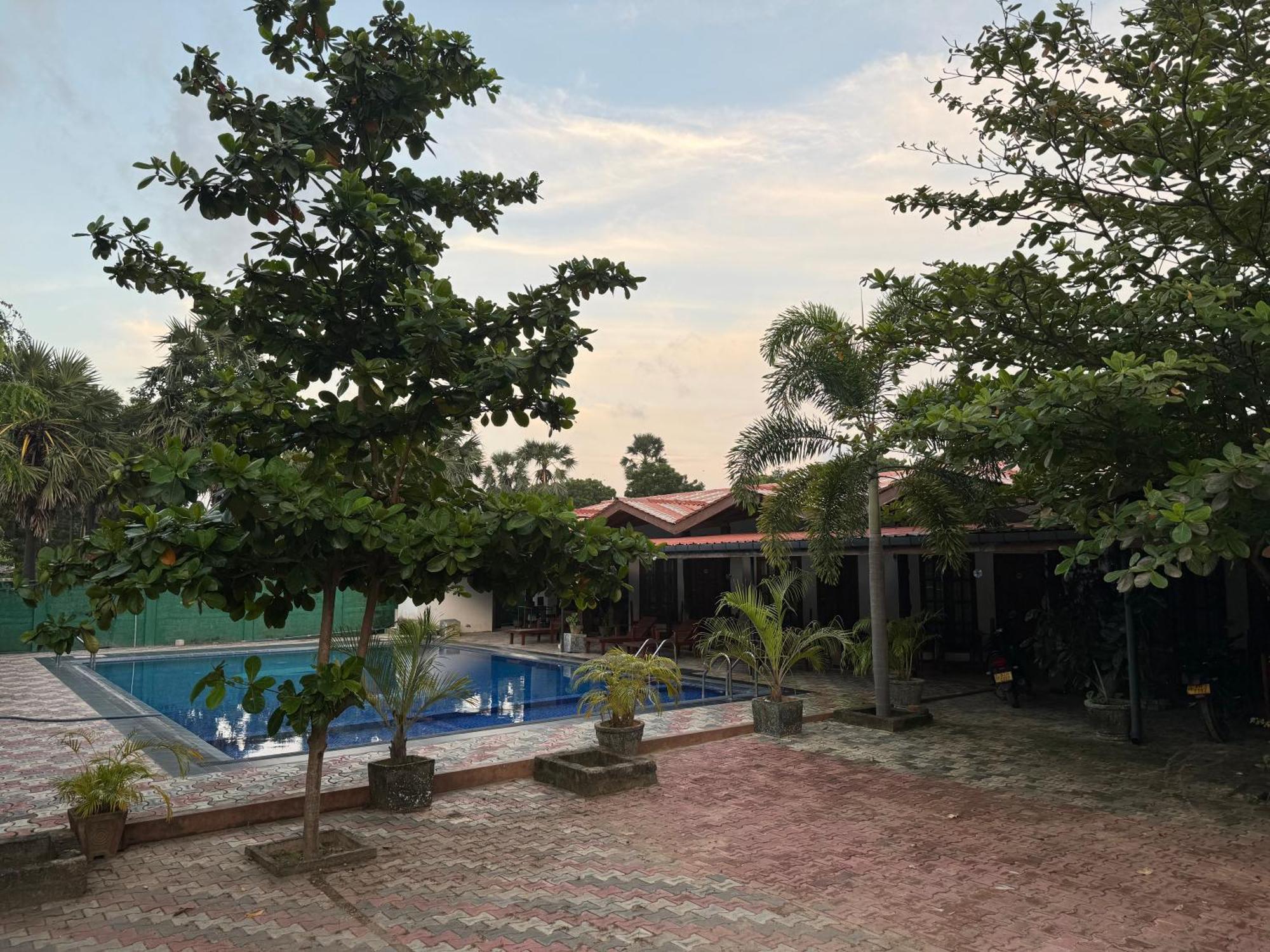Paris Garden Resort Trincomalee Kültér fotó